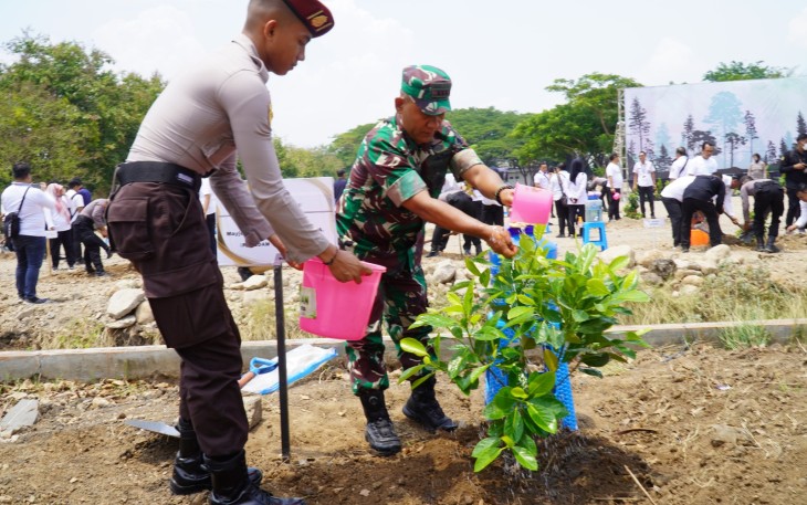 Danrem 081/DSJ Ikuti Aksi Tanam 10 Juta Pohon Bersama Kapolri dan Menko PMK