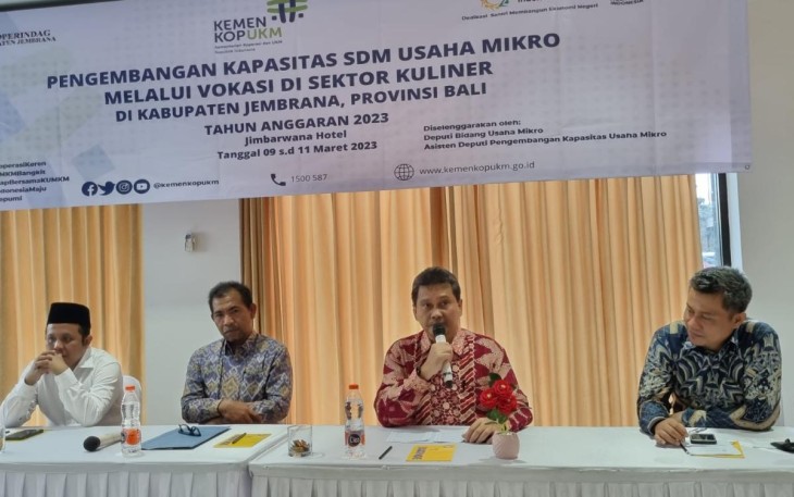 Asdep Pengembangan Kapasitas Usaha Mikro Deputi Bidang Usaha Mikro Kementerian Koperasi dan UKM Ari Anindya Hartika, saat membuka acara Pengembangan Kapasitas Usaha Mikro Melalui Vokasi di Sektor Kuliner, di Kabupaten Jembrana, Bali, Jumat (10/3).
