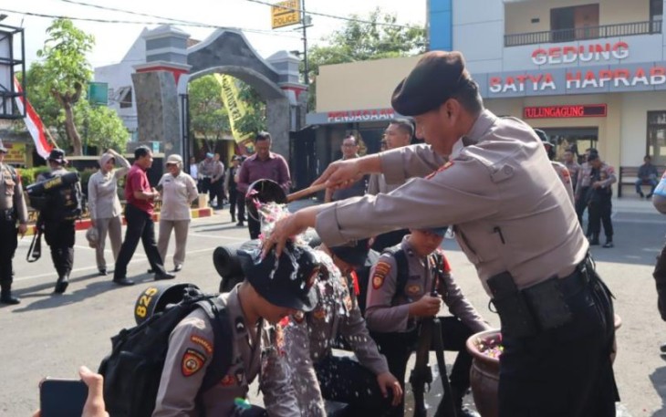 Prosesi siraman kembang terhadap Bintara Remaja Polres Tulungagung oleh Kabag Ren AKBP Maga Fitri Fitriawan, SH, MSi