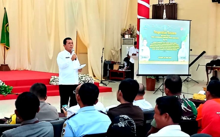 Gubernur Kepulauan Riau H. Ansar Ahmad saat kunker ke Kabupaten Natuna, di Gedung Sri Srindit, Ranai, Rabu, (05/04). 