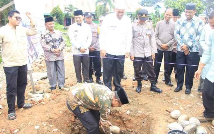 Ketua DPRD Pasbar Erianto Lakukan Peletakan Batu Pertama Musholla SMPN 1 Pasaman 