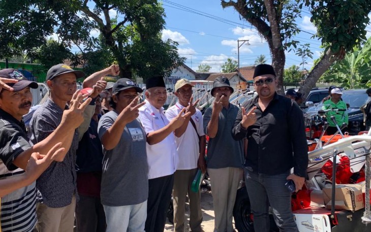 Anggota DPRD Kabupaten Blitar Fredy Agung Kurniawan (pakai kemeja hitam) bersama Anggota Komisi 4 DPR RI Endro Hermono (empat dari kanan) bersama Kelompok Tani di Kabupaten Blitar