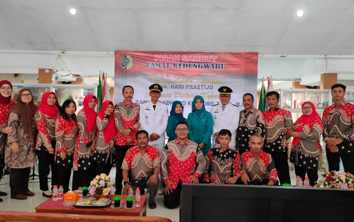 Foto bersama Hari Prastijo dan Camat baru Rachmad Adhityo Kuncoro bersama dengan staff pegawai Kecamatan Kedungwaru