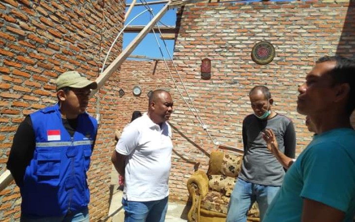 Plt Kepala Dinas Sosial Labuhanbatu, Syahrizal Hasibuan bersama rombongan saat Tinjau Korban Puting Beliung di Danau Bale 