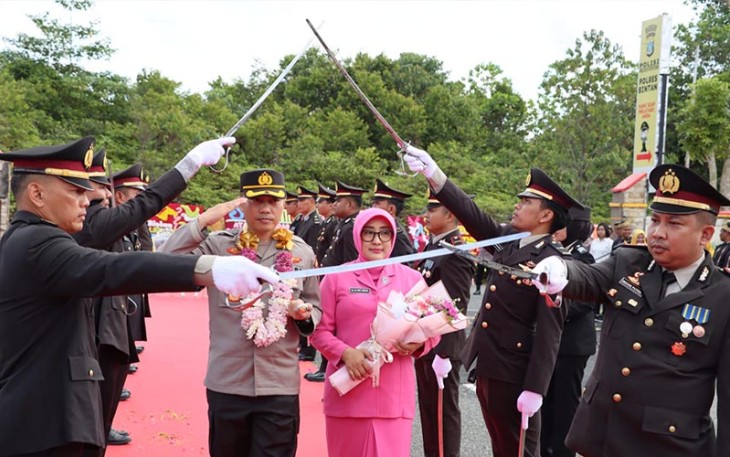 Kapolres Bintan AKBP Riky Iswoyo saat Disambut dengan Tradisi Gerbang Pora