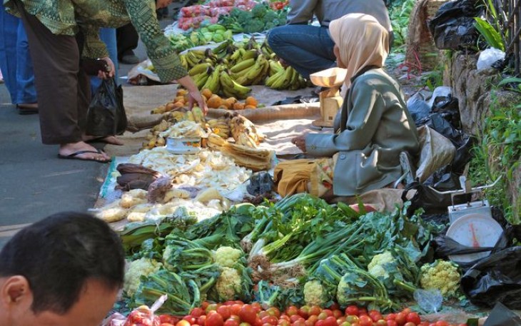 Proses transaksi antar penjual dengan pembeli, Foto : pinterest/Grazi sem Cauã 2