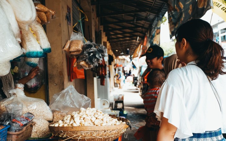 Kegiatan jual beli di pasar tradisional (Foto: Unsplash) 