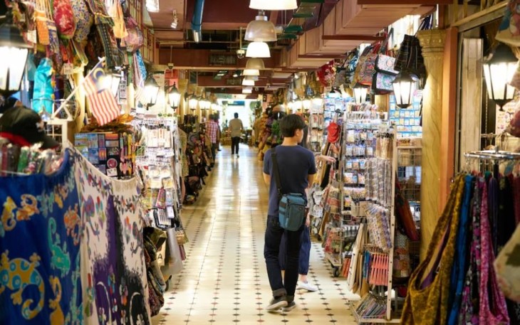 Ilustrasi jajaran barang antik di pasar tradisional (Foto: Freepik)