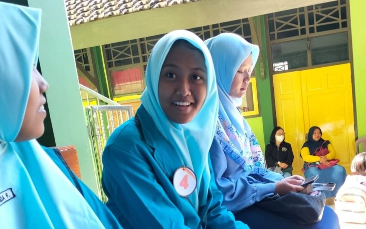 Rahma Okki Diah Rangga, saat menunggu menunggu giliran untuk tampil lomba acara Dies Natalis Ke-38, SMAN 2 Trenggalek, Minggu (19/2/2023) (Foto : Hardi Rangga klikwarta.com).