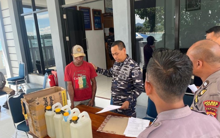 Pangkalan TNI AL Lanal Nabire, yang berada di bawah jajaran Pangkalan Utama TNI AL (Lantamal) X Jayapura, Koarmada III, berhasil menggagalkan penyelundupan 4 jerigen Minuman Keras (Miras) illegal di Pelabuhan Umum Nabire, Provinsi Papua Tengah, Sabtu (09/12) lalu