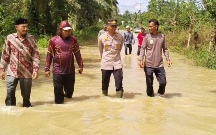 Kapolsek Ranto Peureulak Turun Langsung Pantau Daerah Rawan Banjir