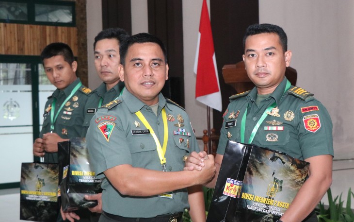 Divif 2 Kostrad yang profesional, Yonarmed 12 Kostrad mengikuti kegiatan rapat evaluasi bidang Intelpam yang diselenggarakan di Mako Divif 2 Kostrad Malang Jawa Timur, Kamis (14/12/2023)