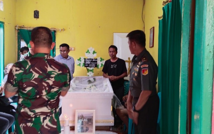 Danrem 131/Stg kanan saat melayat kerumah duka