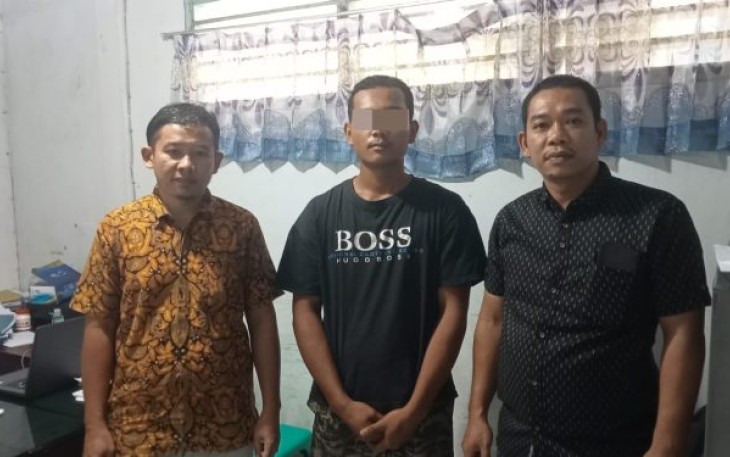 Penyidik Sat Resnarkoba Polres Tapanuli Selatan (Tapsel), antar seorang pemakai sabu inisial, AAS, untuk Asesmen Medis ke BNN, pada Selasa (24/10/2023) siang.