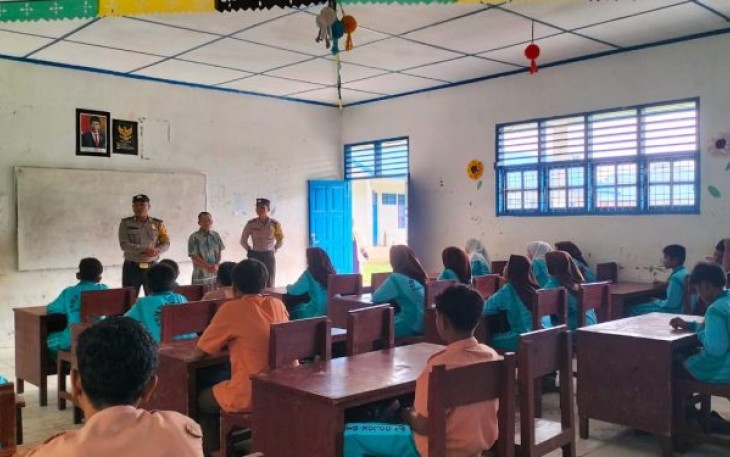 Personel Polsek Dolok, mulai menerjunkan personel ke Sekolah guna sosialisasi bahaya narkoba di kalangan pelajar