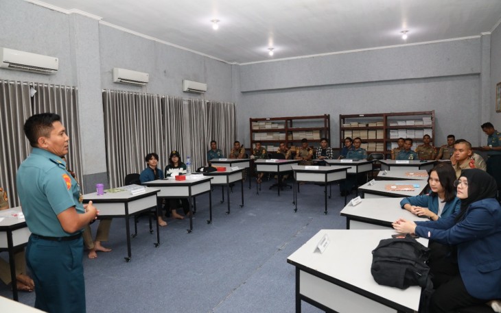 Taruna AAL Laksanakan English Debate Joint Exercise Dengan Mahasiswa Unair