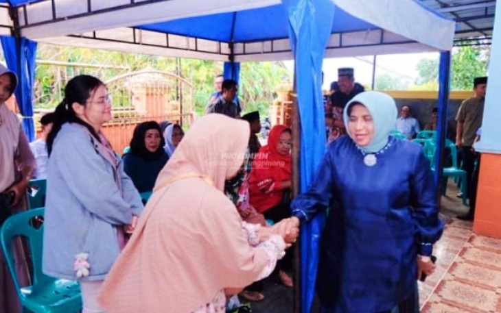 Walikota Tanjung pinang Hj Rahma saat hadir pada pertemuan rutin yang dilaksanakan forum RT/RW Kelurahan Kampung Bulang. Kegiatan dilaksanakan di kediaman Ketua RT. 04 RW. XII Kelurahan Kampung Bulang, Minggu (05/02/2023).
