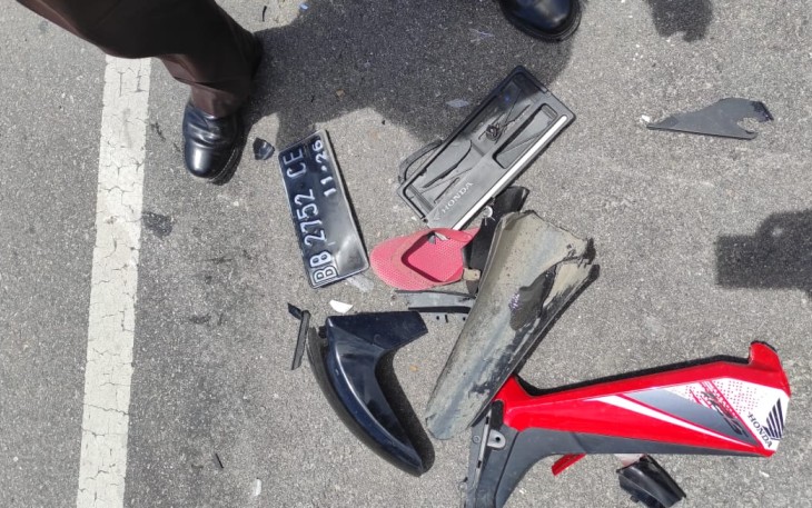 Serpihan sepeda motor saat lakalantas.