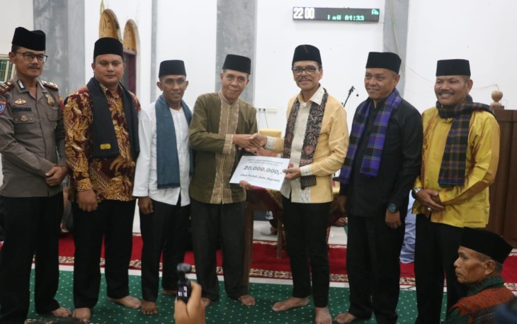 Bupati Limapuluh Kota Safaruddin, menyerahkan bantuan pembangunan masjid senilai Rp20 juta.