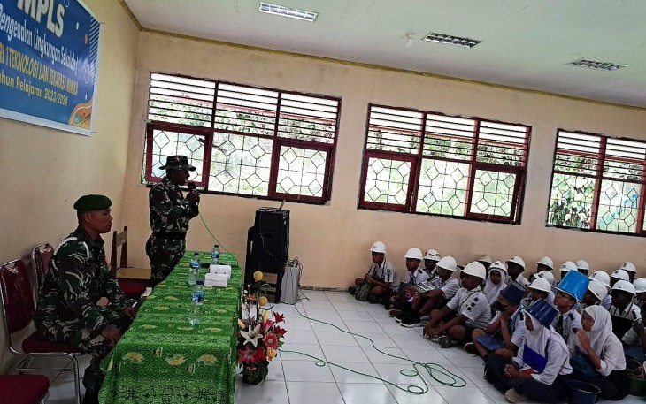 Babinsa Koramil 03 Kuala Kencana Beri Materi Wasbang ke Siswa Baru SMK N 1 Kuala Kencana