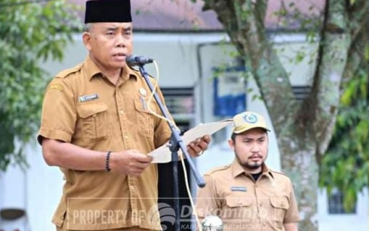 Staf Ahli Bupati Ir. Jumingan saat mewakili Bupati memberikan arahan pada apel gabungan pegawai di lingkungan pemerintah Kabupaten Labuhanbatu di Halaman Diklat BKPP, Selasa (27/03/2023).