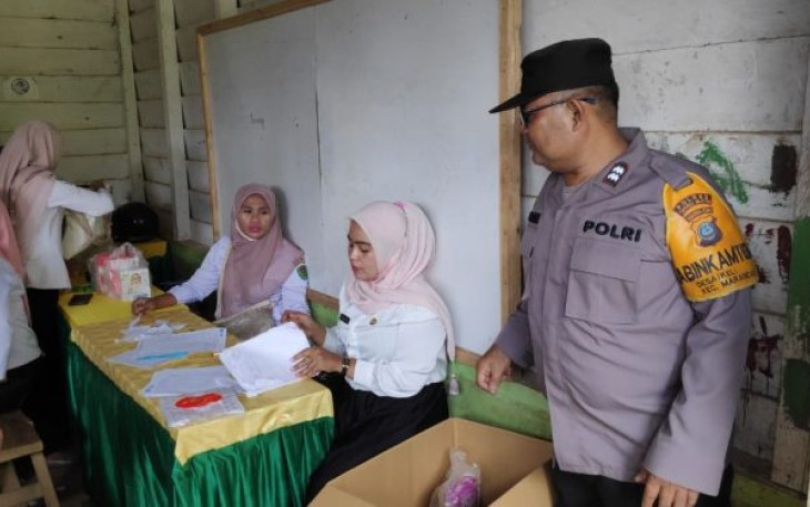 Bhabinkamtibmas Polsek Batang Toru, Aiptu Sayaman Siregar, menghadiri pelaksanaan Posyandu di Desa Simaninggir, Kecamatan Marancar, Kabupaten Tapanuli Selatan (Tapsel)