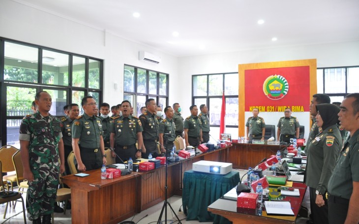Korem 031/Wira Bima gelar rapat Progjagar Semester II TA. 2023 secara Vicon yang di selenggarakan Kodam I/Bukit Barisan bersama Korem jajaran Kodam I/Bukit Barisan. Korem 031/Wira Bima dalam acara Vicon Progjagar TA.2023 di Pimpin oleh Komandan Korem 031/Wira Bima Brigjen TNI Dany Rakca, S.A.P., M. Han., beserta Para Kasi Kasrem 031/WB, Dan/Kasatdisjan Jajaran Korem 03/WB, dan KaBalak Korem 031/WB bertempat, di ruang Yudha Makorem 031/WB jalan Mayor Ali Rasyid No.1 Kota Pekanbaru. Senin, (18/12/2023)