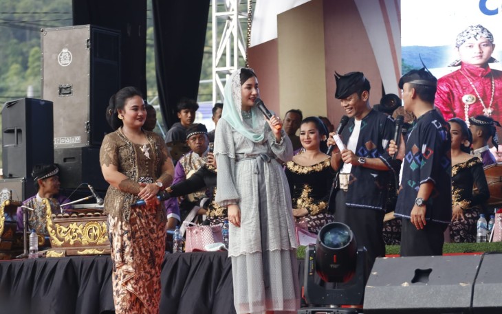 Novita Hardini, Ketua Tim Penggerak Pemberdayaan dan Kesejahteraan Keluarga (TP PKK), Kabupaten Trenggalek, saat menutup rangkaian acara Labuh Laut Sembonyo di Pantai Prigi, Kecamatan Watulimo, Kabupaten Trenggalek, Minggu (4/6/2023).