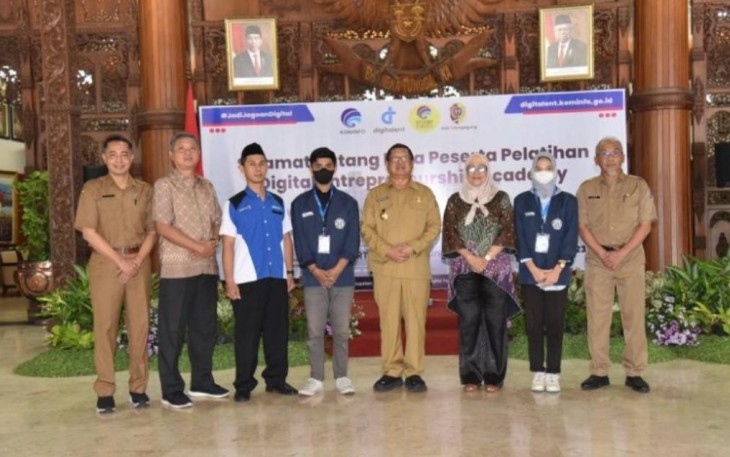 Bupati Tulungagung Drs Maryoto Birowo, foto bersama usai  Pelatihan Digital Entrepreneurship Academy di Pendopo Kongas Arum Kusumaningbongso, Senin (27/02/2023).