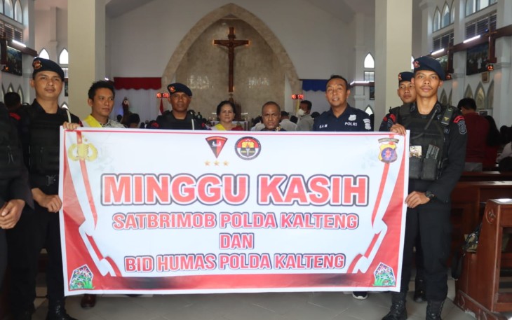 Brimob dan Humas Polda Kalteng Sampaikan Imbauan Kamtibmas di Gereja YHS dan Katedral 