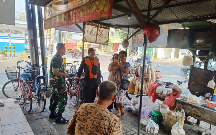 Babinsa Komsos Dengan Pedagang Sayur Keliling di Wilayah Binaan 