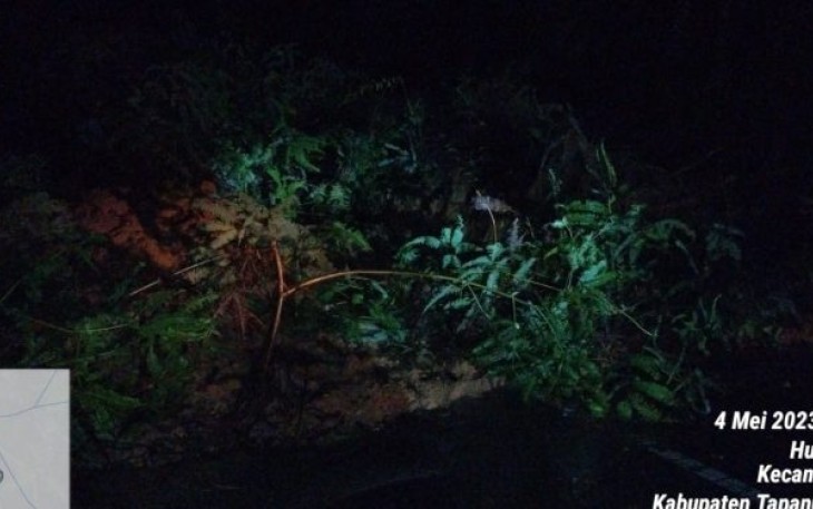 Kondisi Jalan Umum di Desa Natambang Roncitan, Kecamatan Arse, Kabupaten Tapanuli Selatan (Tapsel) tertimbun longsor, pada Kamis (4/5/2023) malam.