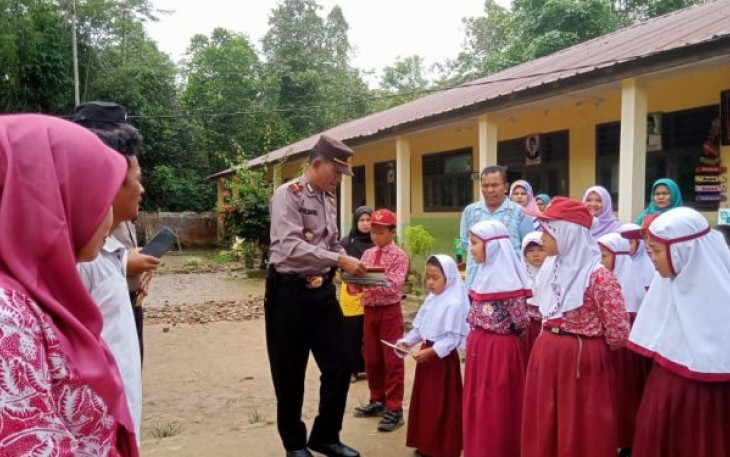 Dalam rangka menggalakkan budaya literasi hingga ke pelosok Nusantara, Polsek Sipirok sumbang sejumlah buku pelajaran dan bacaan di SD 101235 Desa Sialagundi, Kabupaten Tapanuli Selatan, pada Jumat (15/9/2023) pagi.