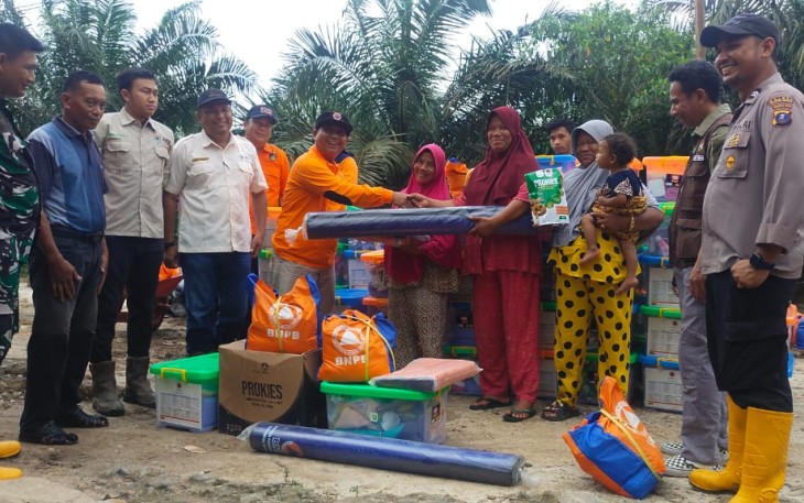 Kalaksa BPBD tapsel Umar Halomoan Daulay, di dampingi Babinsa dan Bhabinkamtibmas, pada saat penyerahan bantuan   kepada masyarakat yang terdampak banjir, di Labalasiak, Kecamatan Angkola Selatan, Tapsel