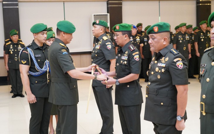 Pangdam IX/Udayana Mayjen TNI Sonny Aprianto, S.E., M.M., saat memimpin acara Tradisi dan Sertijab Pejabat Kodam IX/Udayana bertempat di Aula Udayana Makodam IX/Udayana, Denpasar, pada Selasa (28/3/2023).