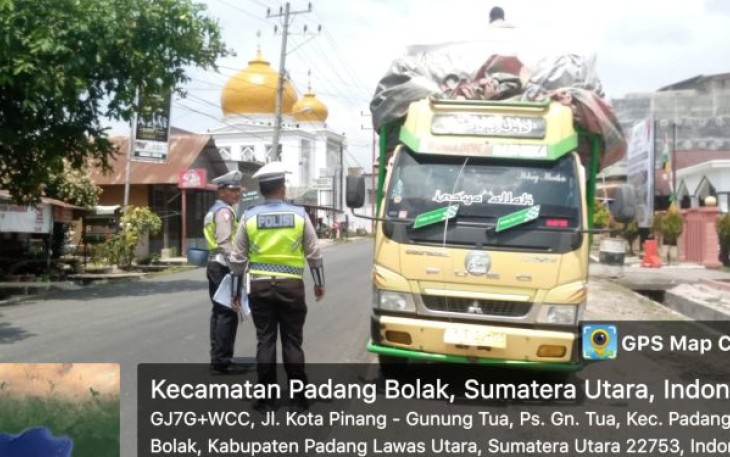 Sejumlah personel Polsek Padang Bolak terlihat penuh semangat turun ke Jalan Lintas Sumatera, Kelurahan Pasar Gunung Tua, Kabupaten Padang Lawas Utara,  berikan sosialisasi dan edukasi ke masyarakat. Terutama, yang berkaitan dengan pentingnya mematuhi peraturan lalu lintas, Jumat (8/9/2023) siang.
