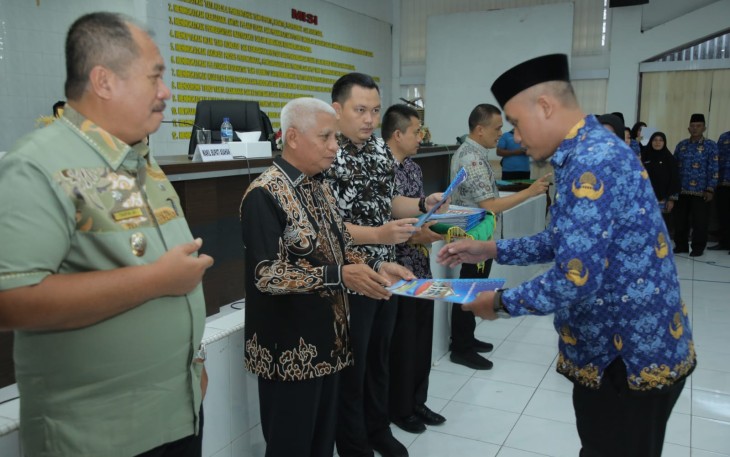 Bupati Serahkan Petikan Keputusan Bupati Asahan Tentang Pengangkatan PPPK 