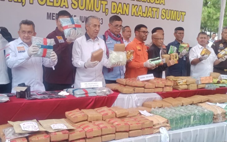 Pemusnahan barang bukti narkoba dipimpin Kapolda Sumut Irjen Pol RZ Panca Putra Simanjuntak, pada Kamis (15/6) dihadiri Komisi III DPR RI Hinca Panjaitan dan Tim serta Kajatisu Idianto SH MH.