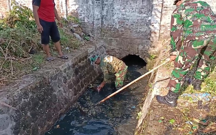 Gotong Royong Bersihkan Saluran Air