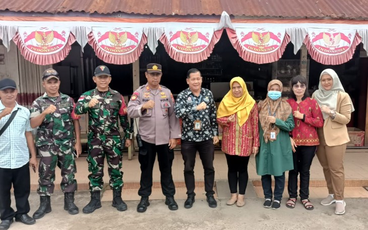 Dinkes Kapuas Hulu Bersama Satgas Pamtas RI-Mly Yonarmed 19/105 Trk Bogani Laksanakan Pemeriksaan Makanan di Pasar Badau