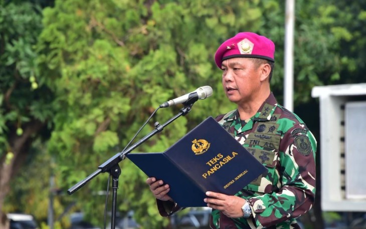 Asisten Potensi Maritim Kepala Staf Angkatan Laut (Aspotmar Kasal) Mayjen TNI Marinir Markos saat membacakan amanat tertulis Kepala Staf Angkatan Laut (Kasal) Laksamana TNI Muhammad Ali pada Upacara Bendera Tanggal 17 November 2023 bertempat di Lapangan Apel Denma Mabesal, Cilangkap, Jakarta Timur