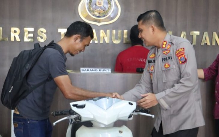 Kapolres Tapsel, AKBP Imam Zamroni, SIK, MH, melalui Kasat Reskrim, AKP Rudy Saputra, SH, MH, pada konferensi pers, Kamis (31/8/2023) siang, Kapolres serahkan sepeda motor tersebut ke korban. Supaya, korban yang bekerja sebagai buruh harian lepas bisa menggunakannya kembali.