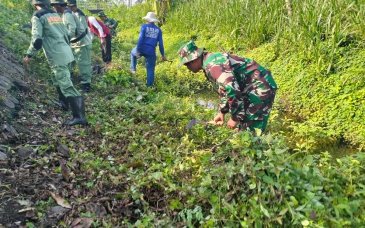 Babinsa Gotong Royong Bersama Warga Bersihkan Sungai