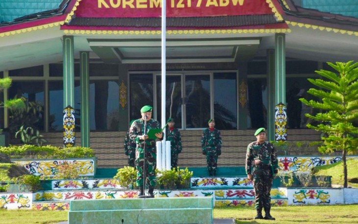 Kepala Seksi Perencanaan Korem 121/Abw Kolonel Arm Herman Sudharmanto, S,Sos., M.H.I., saat memimpin upacara