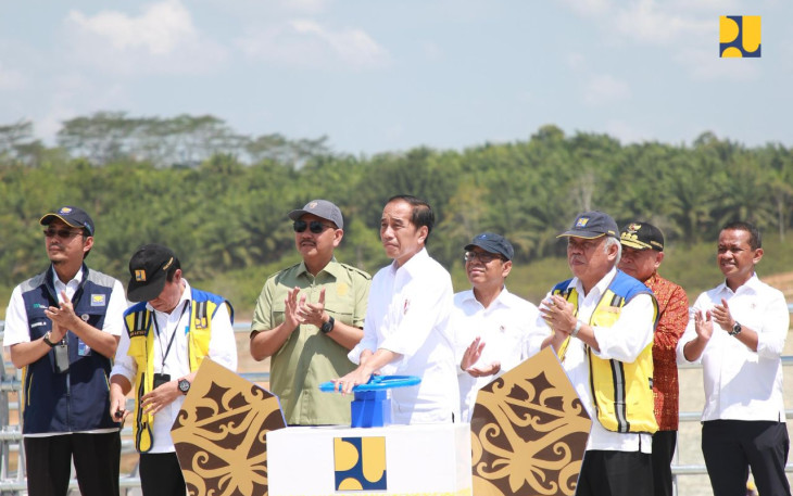 Menteri Basuki saat Dampingi Presiden Jokowi Mulai Pengisian Bendungan Sepaku Semoi