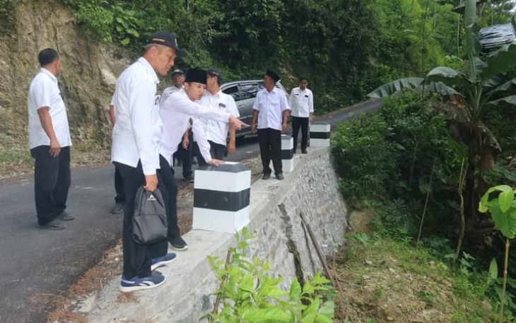 Bupati Trenggalek, Mochamad Nur Arifin, bersama jajarannya saat melakukan safari infrastruktur, di Jalan Dongko-Bantengan, Rabu (25/1/2023).