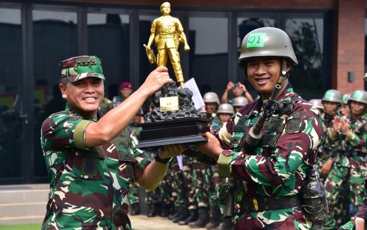 Kasal memberikan apresiasi kepada para prajurit yang berhasil meraih juara dalam Lomba Binsat Korps Marinir TA. 2023