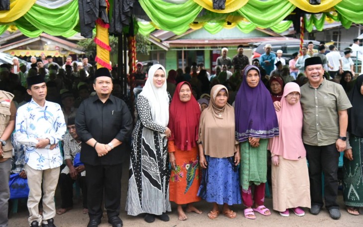 Bupati Tapsel H. Dolly Pasaribu ( Kemeja Hitam), ketua TP. PKK Ny. Rosalina Dolly Pasaribu ( samping Bupati), Pj Sekda Parlindungan Harahap (Kemeja Coklat) dan Anggota DPRD Tapsel dari Fraksi Gerindra Irman Siregar (Samping Bupati pakai Peci) saat Silaturrahim Ramadhan 1444 Hijriyah di Kecamatan Angkola Sangkunur.