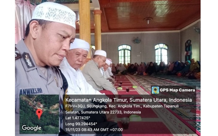 Bhabinkamtibmas Polsek Sipirok, Aiptu Anwar Saddat Harahap, SH, melakukan cooling system kepada jamaah, Kamis (16/11/2023)