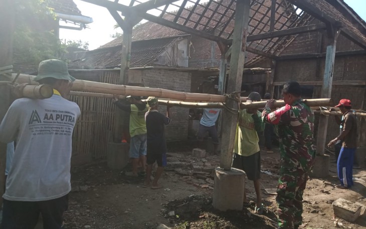 Babinsa Bantu Renovasi Rumah Warga 